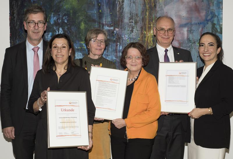 Beim Festakt wurde die Urkunde zur erneuten Auszeichnung präsentiert (v.l.): C. Schuchardt (Stadt Würzburg), G. Nelkenstock (UKW), K. Speck (Paritätischer Wohlfahrtsverband), S. Just (UKW), Dr. G. Schwarzmann (UKW) und Dr. H. Düber (Stadt Würzburg).