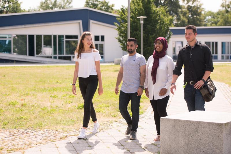 Studierende der BTU auf dem Campus