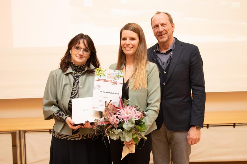 An-Kathrin Rohde, BIBA-Wissenschaftlerin (Mitte) freut sich über die Auszeichnung für ihre Lehre.