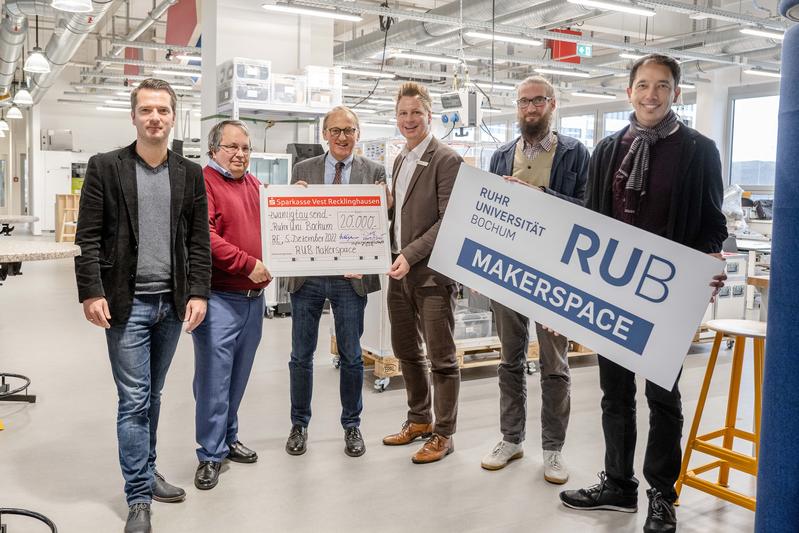 Scheckübergabe im Makerspace (von links): Marc Seelbach, Michael Stephan Kornau, Günther Meschke, Dirk van Buer, Dirk Hansmeier und Oliver Basu Mallick