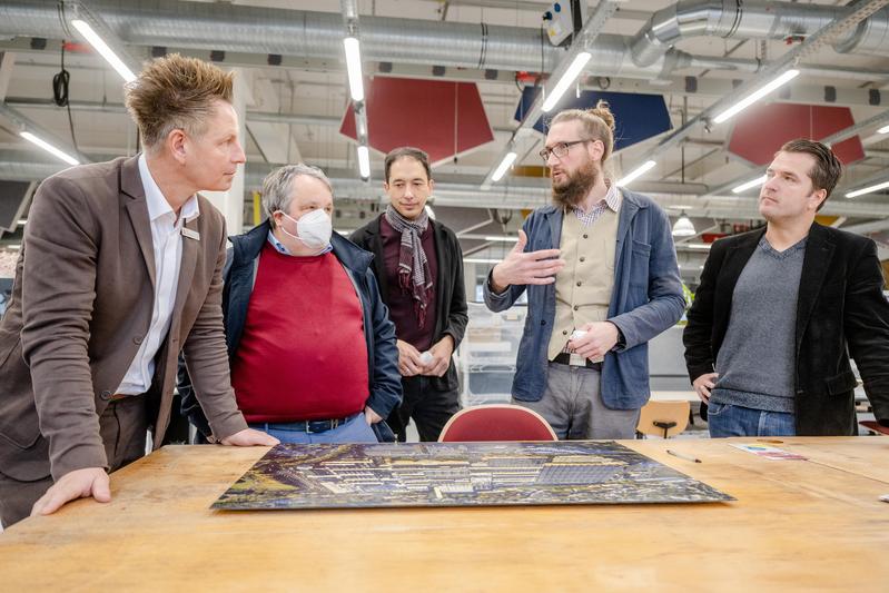 Dirk Hansmeier (zweiter von rechts) und Marc Seelbach (rechts) erläutern den Vertretern der Stiftergemeinschaft, Michael Stephan Kornau (zweiter von links) und Dirk van Buer (links), welche Möglichkeiten der Makerspace bietet.