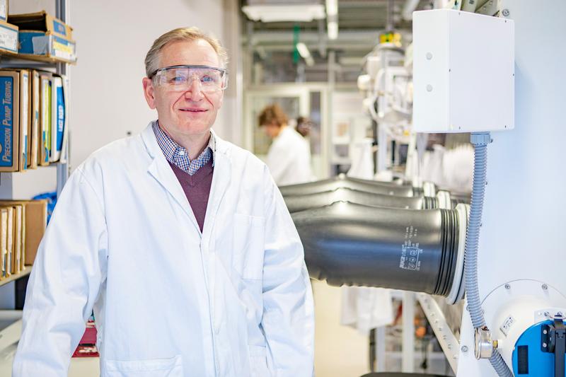 Prof. Lars Angenent in seinem Labor im Geo- und Umweltforschungszentrum der Universität Tübingen.