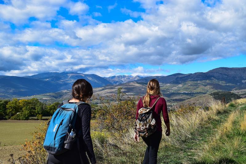 Menschen wandern in der Natur