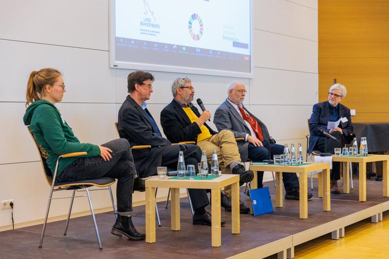 Paneldiskussion (v.l.): Jana Schelte (JUFONA), Rüdiger Kuhn (CEMEX Deutschland AG & Nachhaltigkeitsbeirat Brandenburg), Axel Vogel (MLUK Brandenburg), Manfred Stock (PIK), Moderator Ortwin Renn (IASS Potsdam.