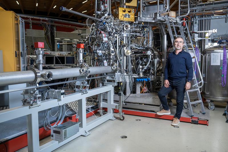 Milan Radovic ist wissenschaftlicher Mitarbeiter an der SIS-Beamline (Spectroscopy of Interfaces and Surfaces) der Synchrotron Lichtquelle Schweiz SLS am Paul Scherrer Institut PSI..