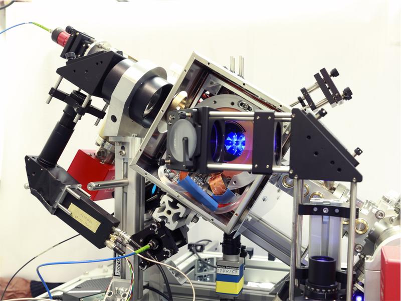 Das Herzstück der transportablen Gitteruhr der PTB: In dem Vakuumsystem werden im blau leuchtenden Bereich Strontiumatome mit Laserlicht auf Temperaturen dicht an den absoluten Nullpunkt abgekühlt. Diese Atome dienen als Referenz der optischen Atomuhr.