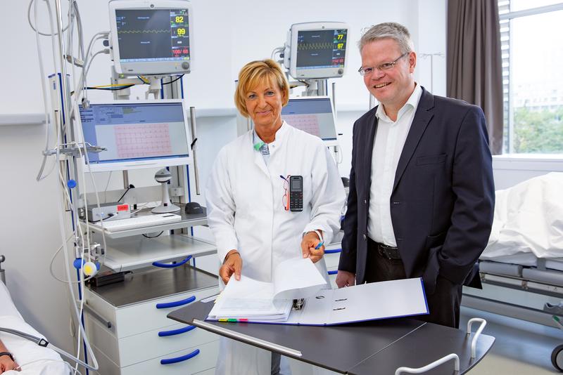 Bieten Rundum-Betreuung bei klinischen Studien: ZKS-Leiter Professor Dr. Christoph Schindler und leitende Studienschwester Carola Westenberg 