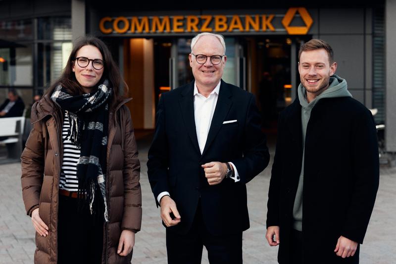 Frank Brüggemann (Mitte) von der Commerzbank stellte sich den Fragen der Studierenden Denise Werner und Hendrik Merz