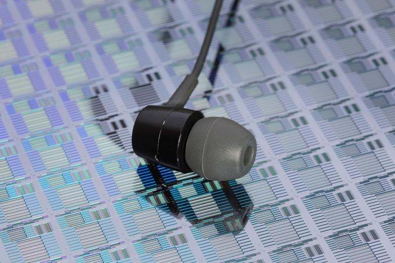 Das innovative Lautsprecherkonzept basiert auf der NED-Technologie des Fraunhofer IPMS. 