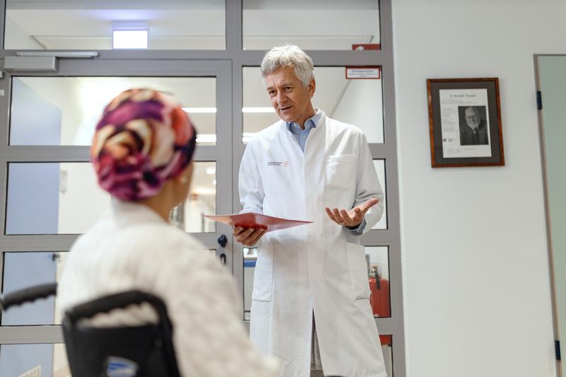 Prof. Dr. Johannes Schetelig (r.), Leiter der DKMS Clinical Trials Unit, Leiter Bereich Stammzelltransplantation am Universitätsklinikum Carl Gustav Carus Dresden.