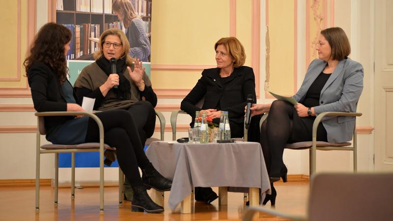 JProf. Dr. Theres Matthieß (links) und Prof. Dr. Claudia Ritzi (rechts) diskutierten mit den Ministerpräsidentinnen Anke Rehlinger und Malu Dreyer.