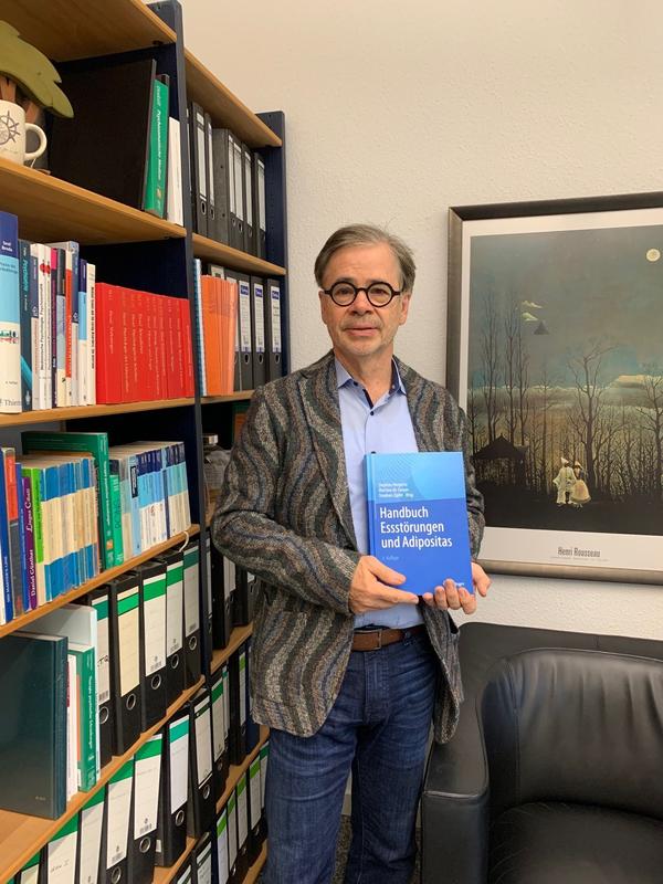 Prof. Dr. Stephan Herpertz, Direktor der LWL-Universitätsklinik für Psychosomatische Medizin und Psychotherapie, mit dem neu aufgelegten Handbuch Essstörungen und Adipositas.