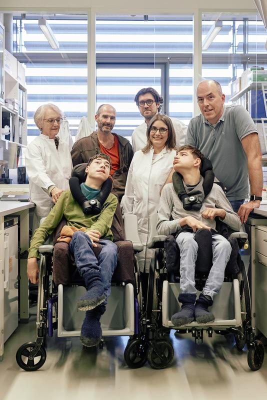 Enge Kooperation zwischen Forschenden und Patientenverein. V.l.n.r: Prof. Dr. Ingeborg Krägeloh-Mann, Patient Jonas, Pflegekraft, PD Dr. Samuel Gröschel, Dr. Simone Mayer, Patient Felix und Vater, Dr. Axel Lankenau.  