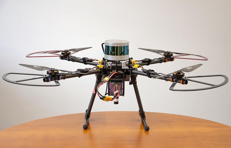 Für den autonomen Drohnenflug in Innenräumen haben Forschende am IPH die „Autodrohne“ entwickelt.