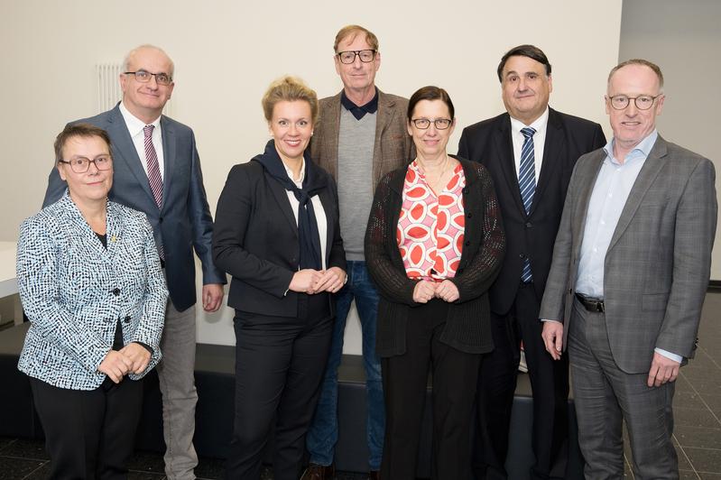 Ministerin Brandes (3. von links) mit Dr. Christina Reinhardt, Prof. Dr. Manfred Bayer, Albrecht Ehlers, Prof. Dr. Barbara Albert, Prof. Dr. Martin Paul und Jens Andreas Meinen (von links)