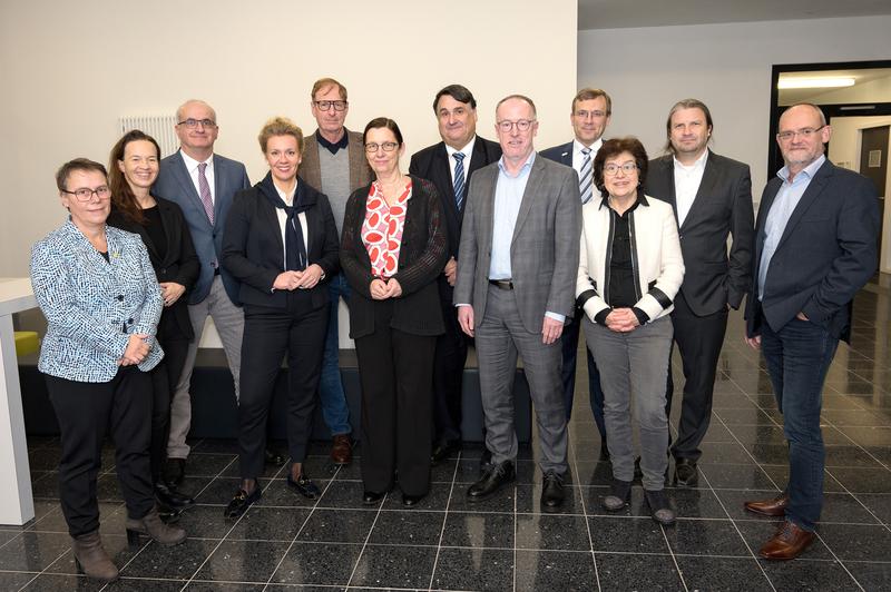 Ministerin Ina Brandes (4. von links) bei ihrem Besuch an der Technischen Universität Dortmund mit den Mitgliedern der Hochschulleitungen sowie den Direktorinnen und Direktoren der Research Center und des Colleges.