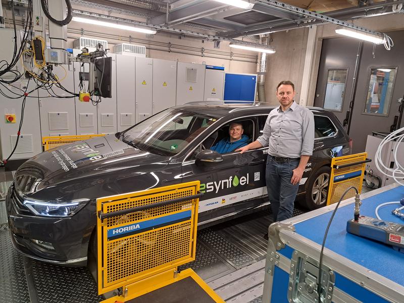 Im Auto sitzt Kfz-Techniker Florian Knoch, Kfz-Ingenieur Steffen Krajewski steht daneben: An der Hochschule Coburg führen sie die Tests auf dem Rollenprüfstand durch. 