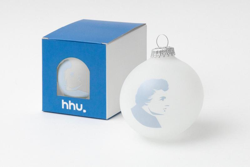 Weihnachtskugel mit dem Profil von Heinrich Heine. 