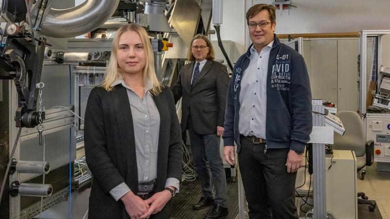 Prof. Dr. Carsten Deibel (r.) und Maria Saladina (Professur Experimentalphysik mit dem Schwerpunkt Optik und Photonik kondensierter Materie, insbesondere Sensorik und Analytik) sowie Prof. Dr. Arved C. Hübler (Professur Printmedientechnik) im Labor.