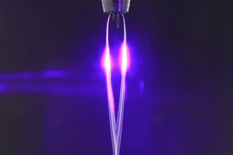  Das Wasser wird durch eine eigens entwickelte Düse aufgefächert. Dann wird der Laser hindurchgeleitet.