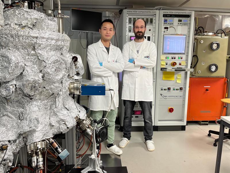 Die Empa-Forscher Shih-Chi Yang (links) und Romain Carron bei der Beschichtungsanlage für die CIGS-Schicht, die das Licht zur Umwandlung in Strom absorbiert.