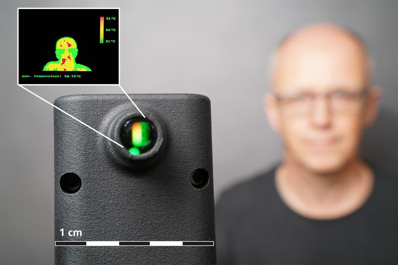 Portable system for displaying thermal images via power-saving OLED microdisplays