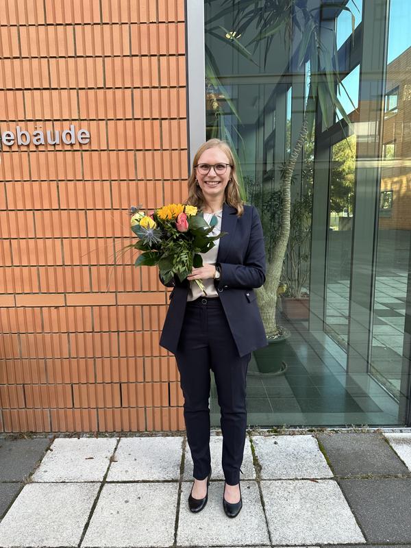 Flowers for the newly graduated chemist: Sara Kopf after the successful defense of her dissertation, which she completed with the highest possible distinction of "summa cum laude".
