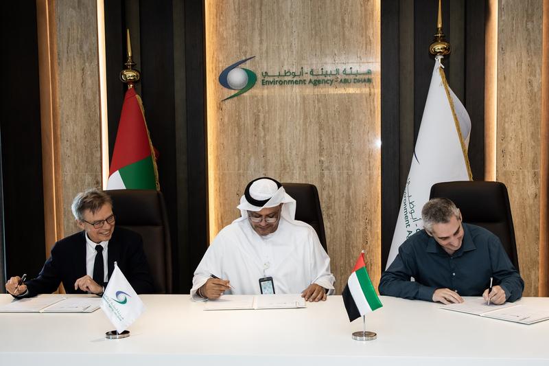 Jos Lelieveld (l.),  Ahmed Baharoon und Jean Sciare (r.) sign the Memorandum of Understanding for cooperation in the large-scale research expedition AREAD.