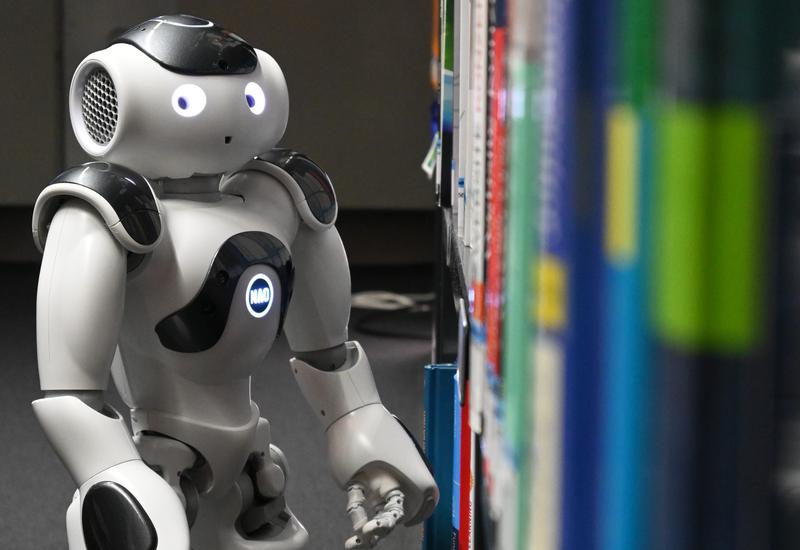 1)	Roboter Nao unterstützt in der Bibliothek. Foto: HRW