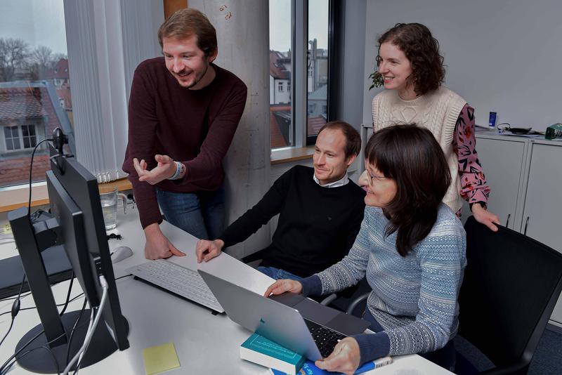 Philipp Förster, Jun.-Prof. Dr. Lukas Eibensteiner, Mathilde Berhault und Barbara Nietzel, v.l.n.r., arbeiten an mehrsprachigen, digitalen Lernräumen am 29.11.2022 am Institut für Romanistik an der Friedrich-Schiller-Universität Jena.