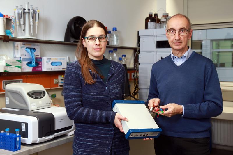 Juniorprofessorin Jennifer Meyer und Privatdozent Christoph Riehn wollen die Elektrochemie im gesamten Studienverlauf der physikalischen Chemie an der TU Kaiserslautern stärken.