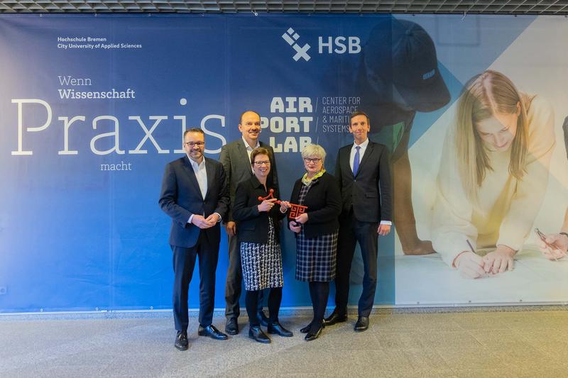 Symbolische Schlüsselübergabe (v.l.) Staatsrat Tim Cordßen-Ryglewski, Senatorin Claudia Schilling, Matthias Lehmann, Geschäftsführer der LAT Pilot Academy und Senior Director Pilot Training, Rektorin Karin Luckey und Bastian Gruschka, Dekan der Fakultät 5