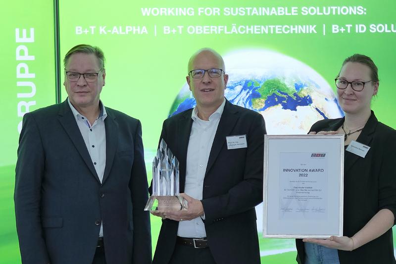 The B+T Innovation Award 2022 goes to the Fraunhofer IST for its human-centered research and development into sustainable as well as forward-looking technologies. From left to right: Frank Benner, Prof. Dr.-Ing. Christoph Herrmann and Annalina Benner.