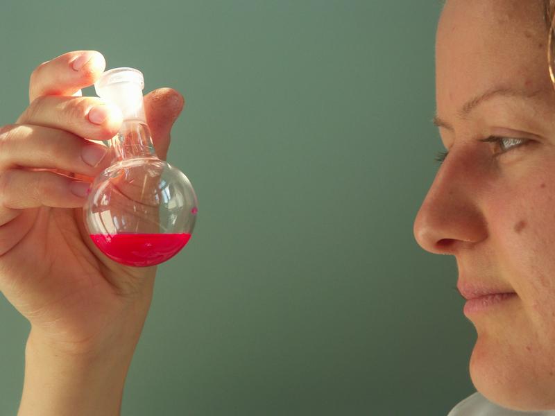 Doktorandin Frances Stöckner fiel der Farbstoff zunächst als störendes Nebenprodukt bei einer chemischen Synthese auf. 