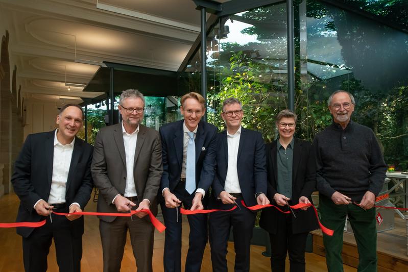 Dr. Thomas Gerken, Prof. Dr. Bernhard Misof, Adrian Grüter, Ministerialdirigent Dr. Stefan Johannes Stupp, leitende Ministerialrätin Dr. Christiane Fricke, und Helmut Stahl (vlnr)  zerschneiden ein rotes Band und eröffnen die Ausstellung symbolisch.