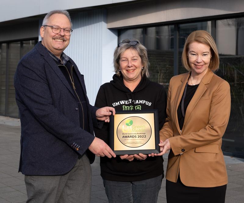 v.l.n.r.: Prof. Dr. Klaus Helling (Nachhaltigkeitsbeauftragter des Umwelt-Campus Birkenfeld), Claudia Hornig (Kanzlerin der Hochschule Trier) und Prof. Dr. Dorit Schumann (Präsidentin der Hochschule Trier) freuen sich über die Auszeichnung