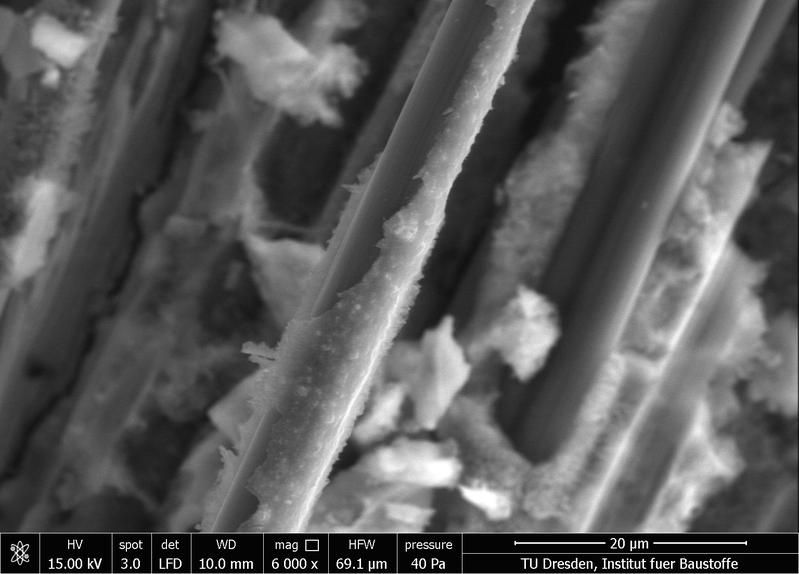 Bild von einer Kohlefaser unter dem Mikroskop