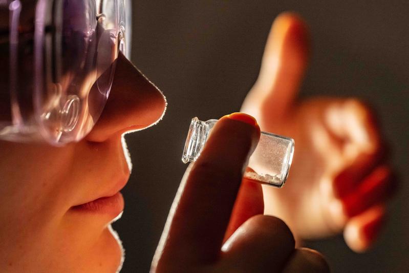 Doktorandin Frieda Nagler von der Universität Jena erforscht eine neuartige Methode, mit der Duftstoffe verkapselt und so dosiert über einen längeren Zeitraum freigesetzt werden können.