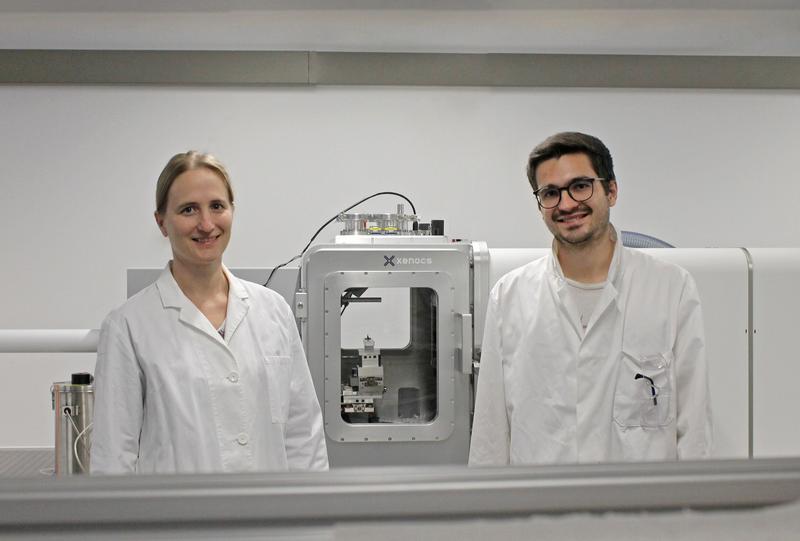 Prof. Dr. Eva M. Herzig (left) and Fabian Eller (right) in the Herzig Group's X-ray laboratory at the University of Bayreuth.