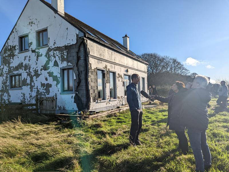 Vor Ort in Irland: Empa-Forscher Andreas Leemann steht den Medien Rede und Antwort zu den Forschungsresultaten der Empa. 