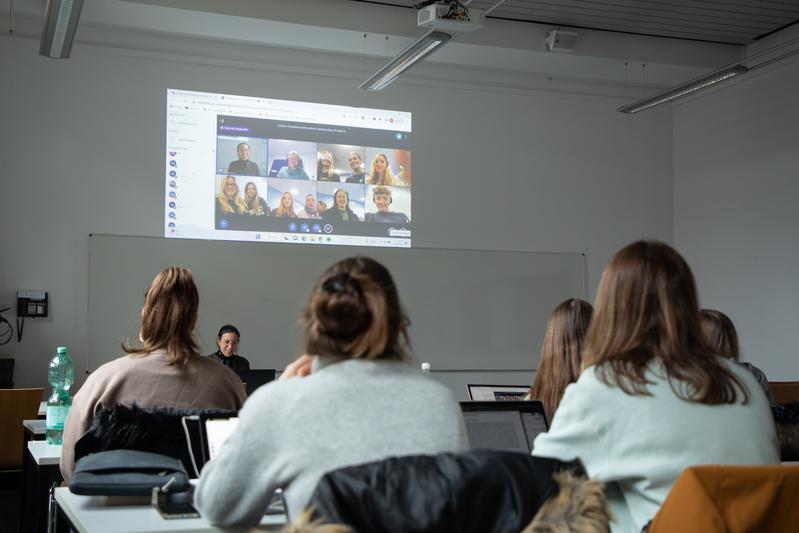 Übersetzen virtuell: Studierende von PHKA und Durham University im gemeinsamen Telekollaborationsseminar. 