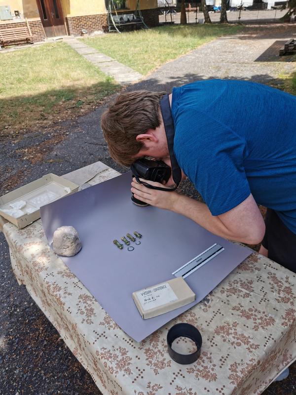 Fynn Wilkes, PhD student in the ROOTS Cluster of Excellence, documents some finds from Výčapy-Opatovce. 