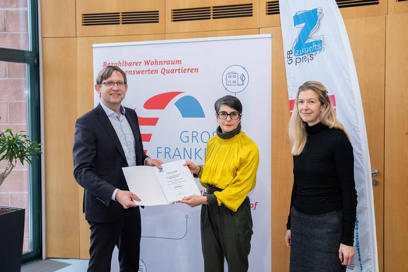 Staatssekretär Jens Deutschendorf überreichte die Urkunde für den GFB-Zukunftspreis an Prof. Dr. Natalie Heger (M.) und Ruth Schlögl von der Frankfurt UAS.