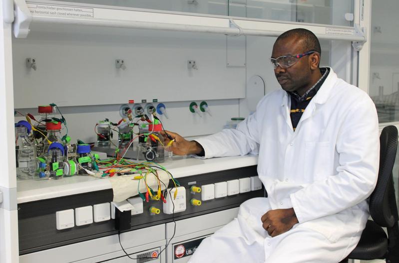 Meshack Imologie Simeon M.Sc., Universität Bayreuth, untersucht mikrobielle Brennstoffzellen für die Behandlung von Abwasser und die Erzeugung von Strom.