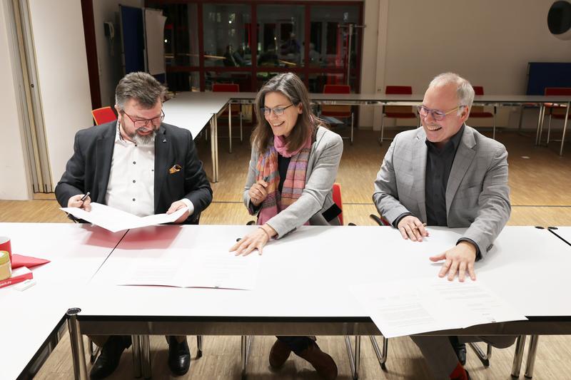 Georg Schareck, Muriel Helbig und Thorsten Freiberg unterzeichnen den Vertrag für die Holzbauprofessur. 
