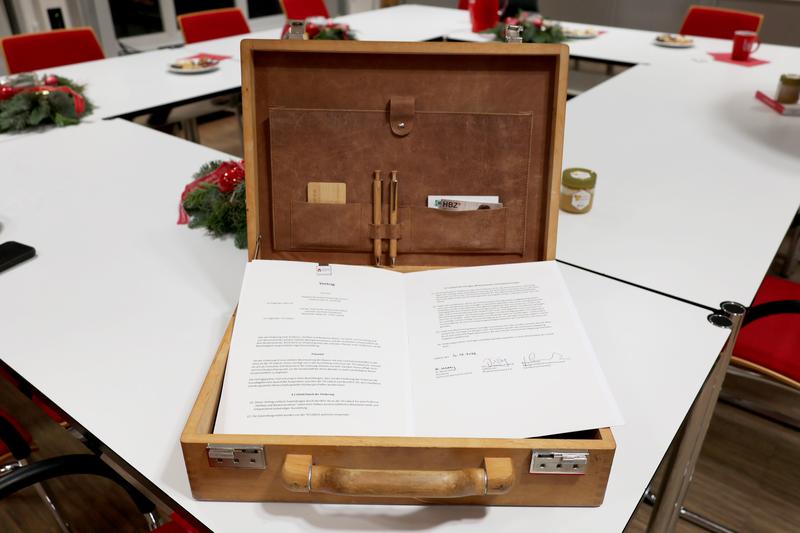 Die passende Hülle für den Vertrag: ein Holzkoffer von Erik Preuß, dem Geschäftsleiter des Holzbauzentrums*Nord (HBZ*Nord). 