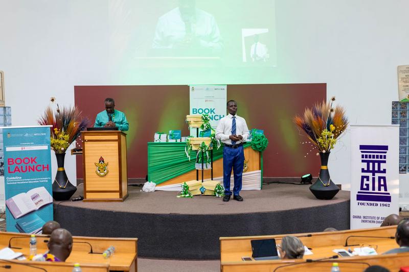 Im feierlichen Rahmen wurde der Leitfaden im Dezember 2022 in Kumasi/Ghana vorgestellt. Hier zu sehen Prof. Dr. Daniel Yaw Addai Duah (l.) mit einem Gebärdendolmetscher.