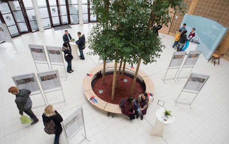 Blick in das Foyer des Konrad-Zuse-Medienzentrums an der BTU in Senftenberg.