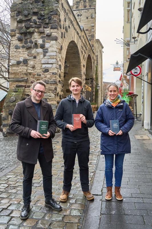 Team-Mitglieder der Märchensagas vor dem Sterntor in Bonn (von links): Jonas Zeit-Altpeter, Benedikt Hufnagel und Valerie Broustin. 