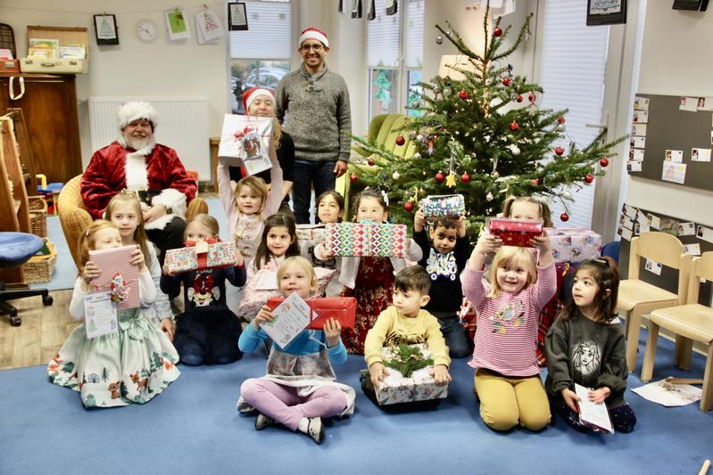 Over 300 gifts were organised and handed out with the Constructor University student and staff team, bringing joy to children of Bremen-Nord's local communities.